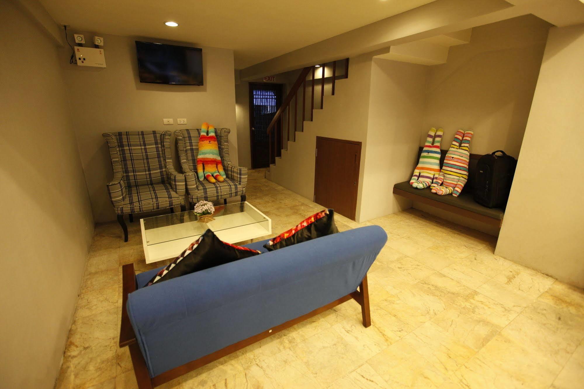 Oyo 501 At Night Hostel Phuket Extérieur photo
